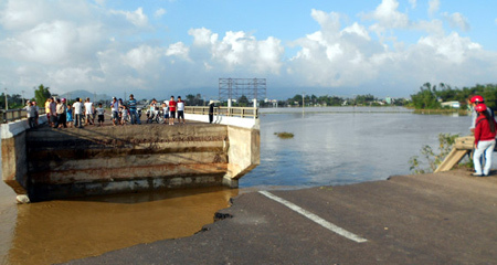 Hình ảnh cây cầu trên QL1A bị lũ dữ cuốn sập