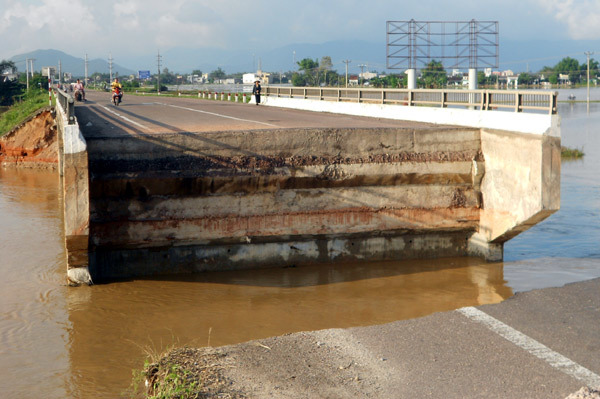 Thời sự trong ngày: Lũ cuốn sập cầu trên quốc lộ