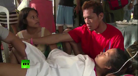 Ca sinh con giữa tâm bão Haiyan