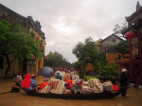 Hội An ngập sâu, sơ tán khách du lịch