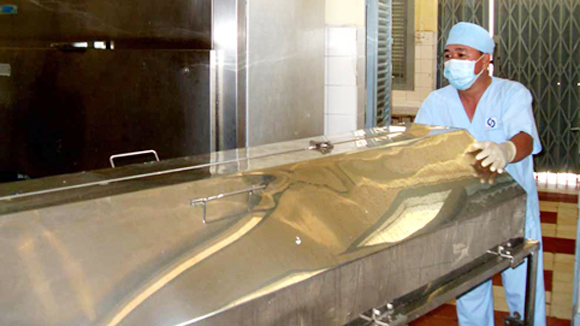 Người chết bỗng dưng ngồi dậy trong phòng lạnh nhà xác