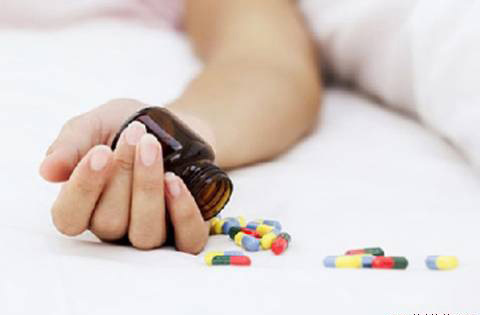 Nghi vợ ngoại tình, chồng đập đầu con rồi tự tử