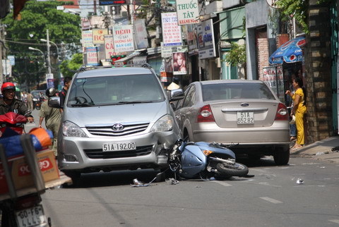 Xe máy bị “kẹp” giữa 2 ô tô, cháu bé bị thương nặng