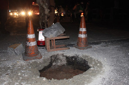 Sau lũ, hố “tử thần” xuất hiện giữa cầu