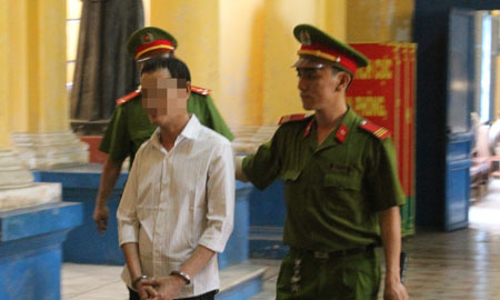 'Yêu râu xanh' đồi bại, bé gái 13 tuổi mang thai