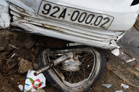 Taxi hất tung xe máy gần chục mét