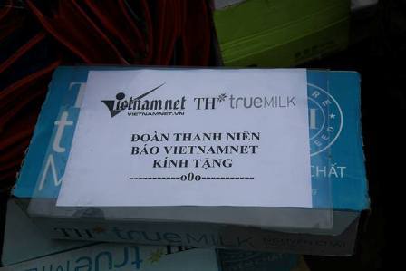 Báo VietNamNet tặng 100 thùng sữa cho học sinh nghèo xã Bản Ngò