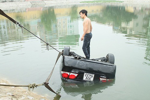 Ô tô lao xuống hồ, lái xe trèo lên nóc xe kêu cứu