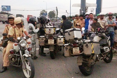 Đoàn mô tô “khủng” lướt đường cấm ở Sài Gòn