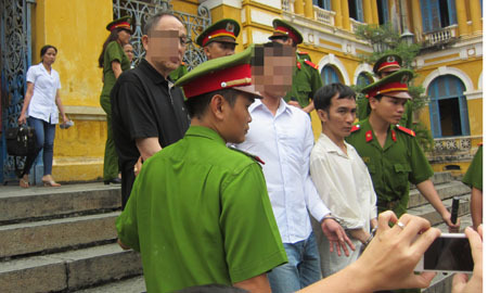 Giang hồ nổ súng 'xử' em trai