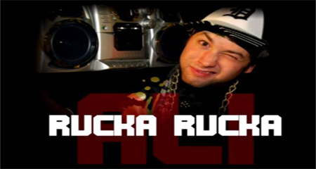 Phải xin lỗi khách vì chơi nhạc khiêu dâm