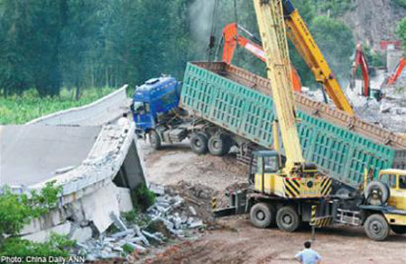 Phạt 100 năm thu nhập vì làm sập cầu