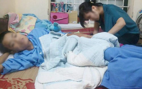 Nữ sinh giấu gia đình sống với người yêu bại liệt