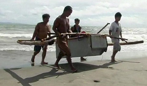 Xem dân vùng bão ra khơi bằng thuyền tủ lạnh