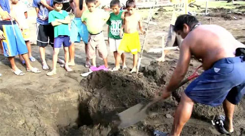 Philippines 2 tuần sau bão: hàng xóm tự chôn hàng xóm