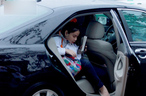 Trời rét, nhiều học sinh Hà Nội đến trường bằng ô tô