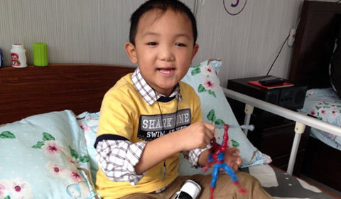 Cậu bé bị móc mắt đã vui vẻ trở lại