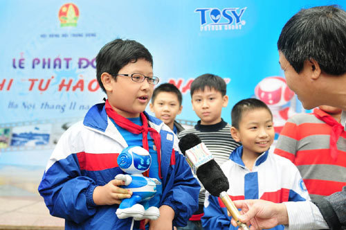 Robot nhảy TOSY đồng hành cùng Cuộc thi 