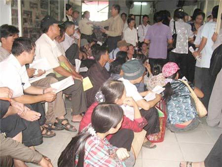 Nhão người chờ khám bệnh - nỗi sợ của người Việt