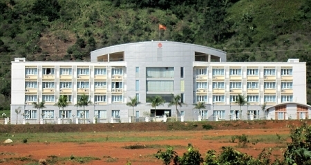 Giá trường học, bệnh viện lộng lẫy như trụ sở tỉnh