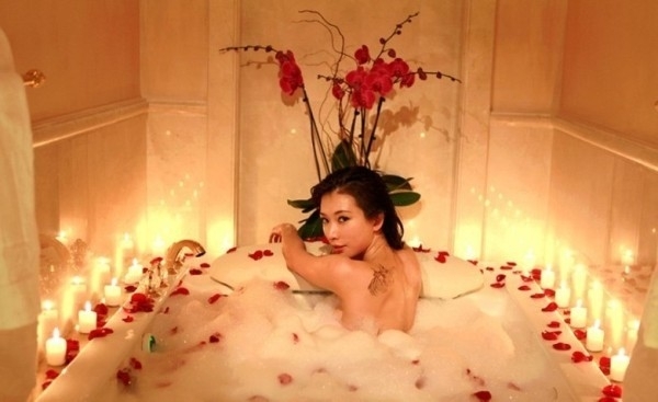 Những cảnh tắm trần bỏng mắt trên phim