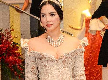 Hàng hiệu đắt tiền 'bỏ bùa' người Việt