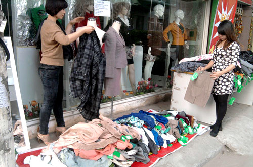 Cả năm đói kém, săn hàng tồn kho làm quà Tết