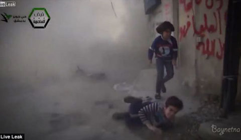 Xem cách những đứa trẻ Syria thoát chết trong bom đạn