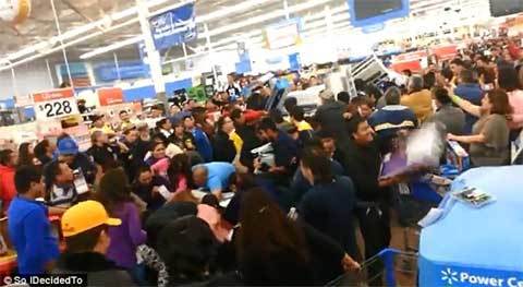 Đánh nhau để mua hàng giảm giá ở siêu thị