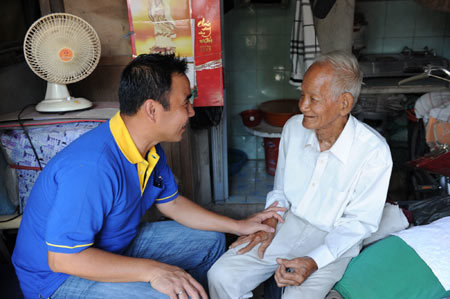 Áo xanh mang Tết ấm cho người nghèo