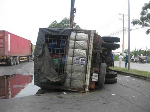 Xe tải bị lật, dầu cá chảy như suối trên đại lộ