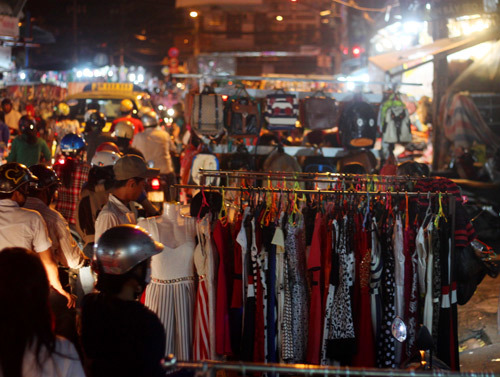 Săn thời trang giá rẻ ở chợ đêm Sài Gòn