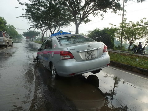 Xe taxi sập 'ổ voi' ở đường đẹp nhất Sài Gòn