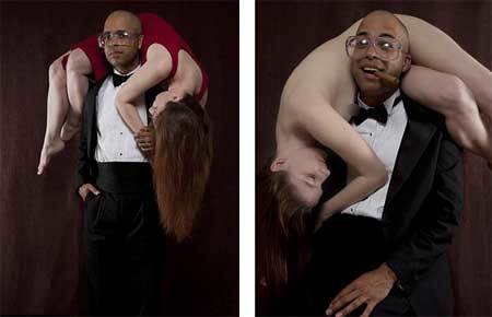 Dùng phụ nữ khỏa thân làm...khăn quàng cổ