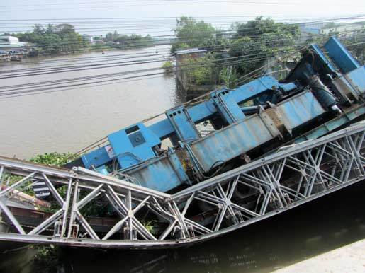 Chưa trục vớt xe tải 100 tấn gây sập cầu