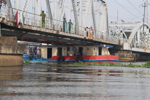 Giải cứu xà lan chở 1.000 tấn xăng mắc kẹt dưới cầu