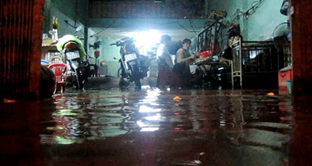 Đảo lộn cuộc sống vì triều cường cao kỷ lục