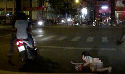 Clip cô gái ngã nhoài khi cố giằng lại túi xách bị cướp