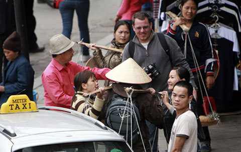 Du khách và những “bẫy” moi tiền ở Hà Nội