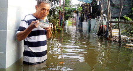 Ngụp lặn chống chọi triều cường lịch sử
