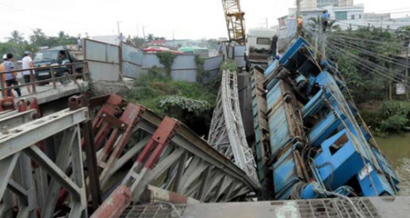 Cận cảnh xe tải 100 tấn gây sập cầu, rớt sông