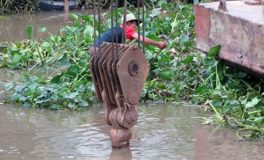 Trục vớt xe tải 100 tấn làm sập cầu