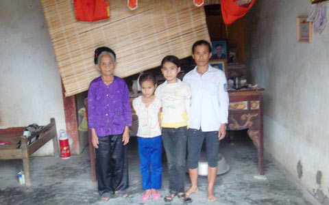 Người mẹ bắt ốc nuôi ước mơ đi học cho bốn đứa con