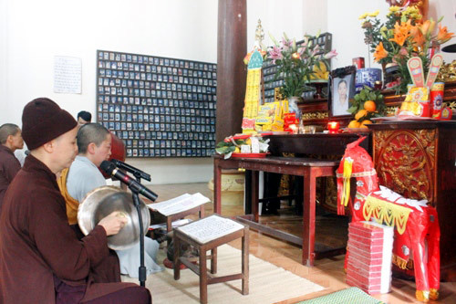 Gia đình 'đưa' nạn nhân vụ Cát Tường lên chùa
