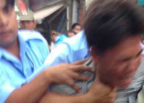 Một người bán dạo bị đánh đập hơn nửa giờ