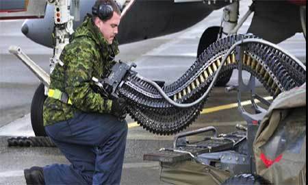 Xem nạp đạn cho chiến đấu cơ F-18