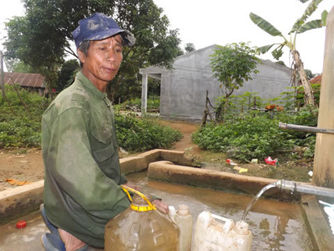 Kỳ lạ tục lệ dùng dao tự đâm vào đùi ở đám tang