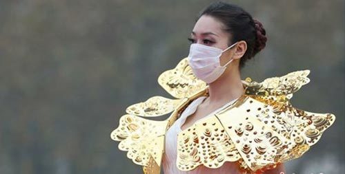 Người mẫu phải đeo khẩu trang trình diễn vì quá ô nhiễm