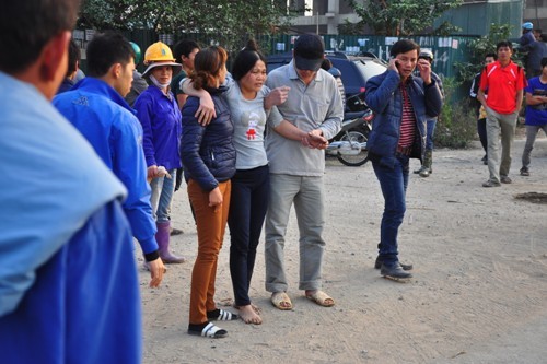 Người cha suy sụp tìm con trong vụ cháy