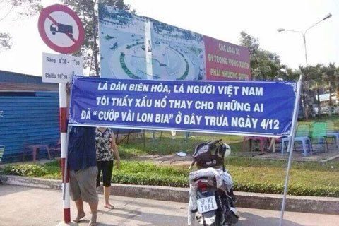 Tấm băng rôn phản đối hôi của gây xôn xao trên facebook